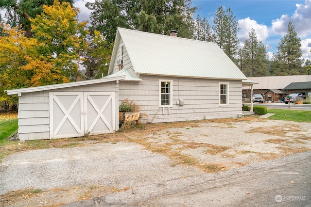 view of outdoor structure with an outdoor structure
