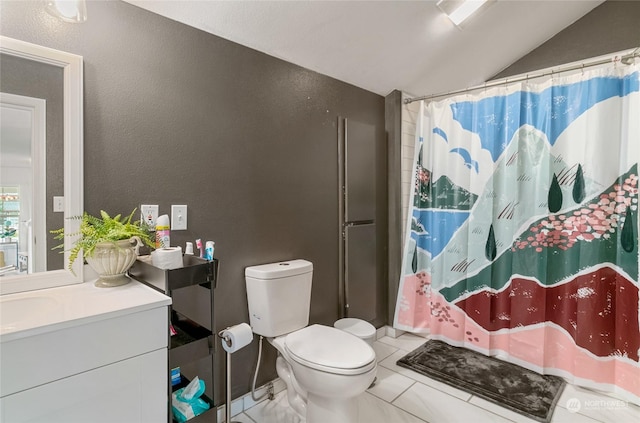 full bath with a textured wall, vaulted ceiling, toilet, and curtained shower