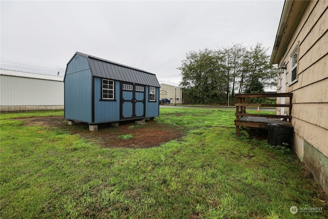 view of yard featuring a storage shed