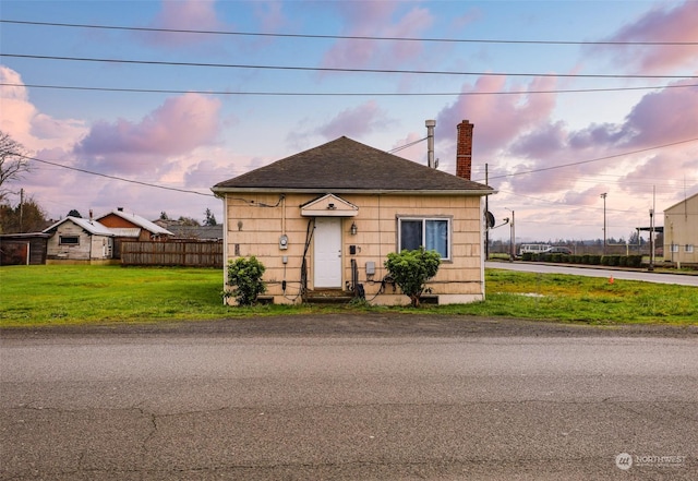 view of front of home featuring a lawn