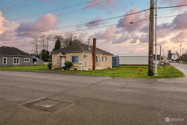 view of front of property featuring a yard