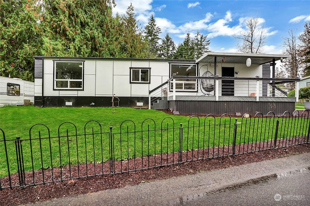 view of front facade with a front yard