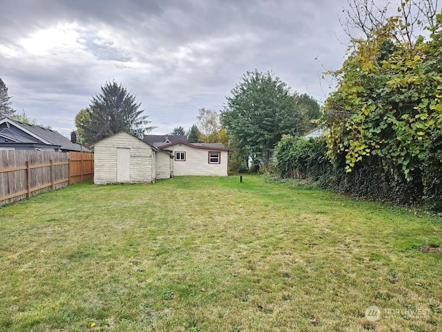 view of yard featuring a storage shed