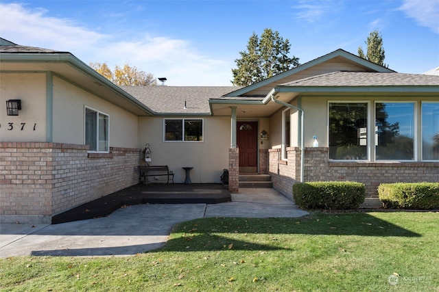 view of front facade featuring a patio and a front lawn