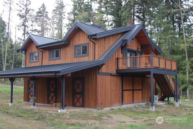 back of house featuring an outbuilding