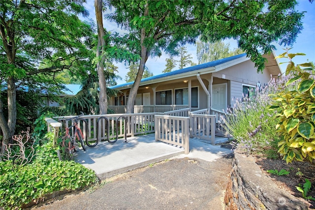 view of front of property featuring a porch