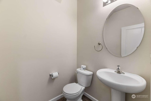 bathroom featuring toilet and sink