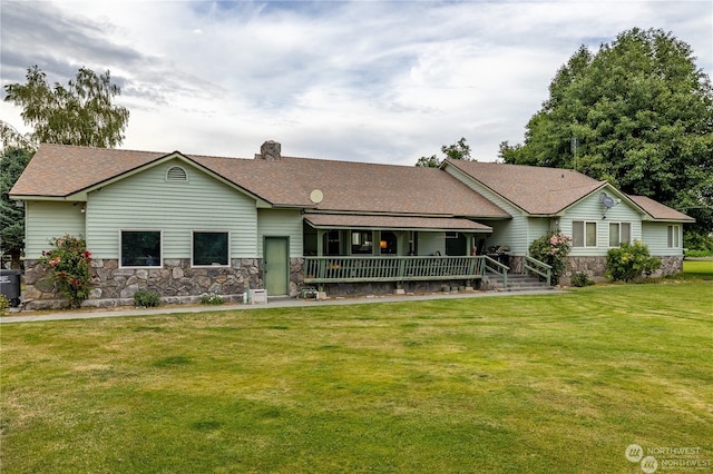 view of front of home featuring a front yard