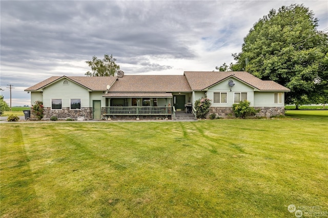 view of front of property featuring a front yard