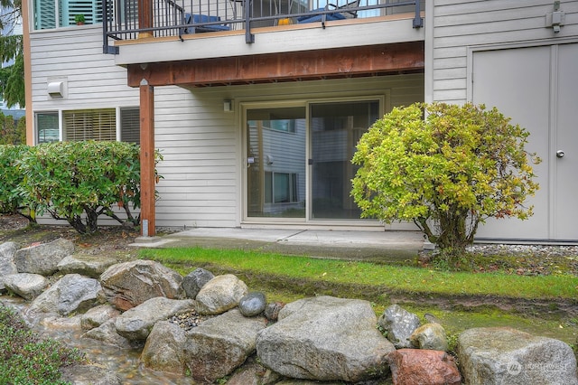 property entrance featuring a patio and a balcony