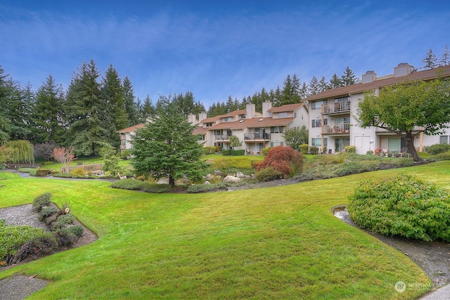 view of property's community featuring a lawn