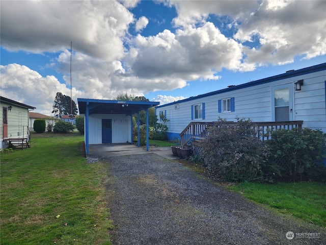 manufactured / mobile home with a front lawn