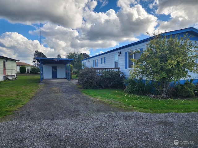 view of front of property featuring a front yard