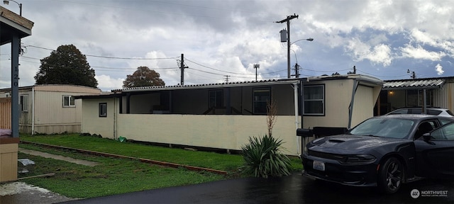 view of front of property featuring a front yard