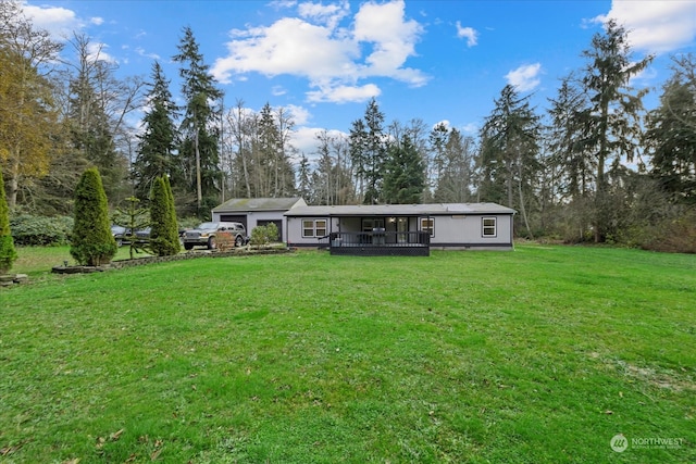 view of front of property featuring a front lawn