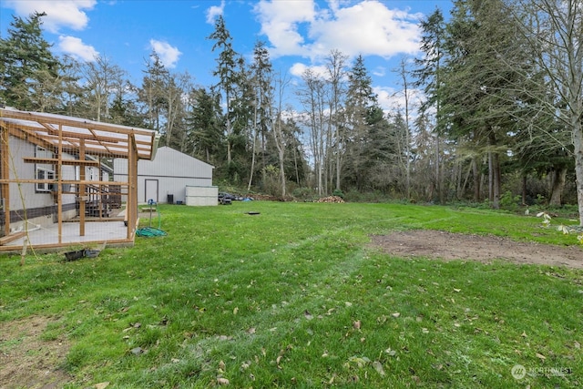 view of yard with an outbuilding