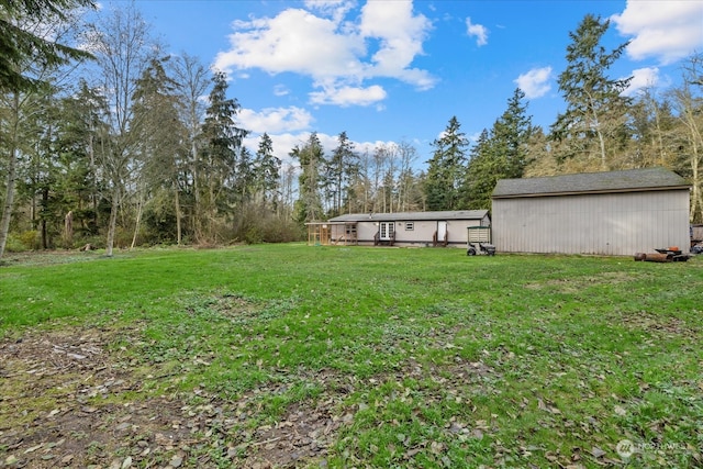 view of yard with an outbuilding