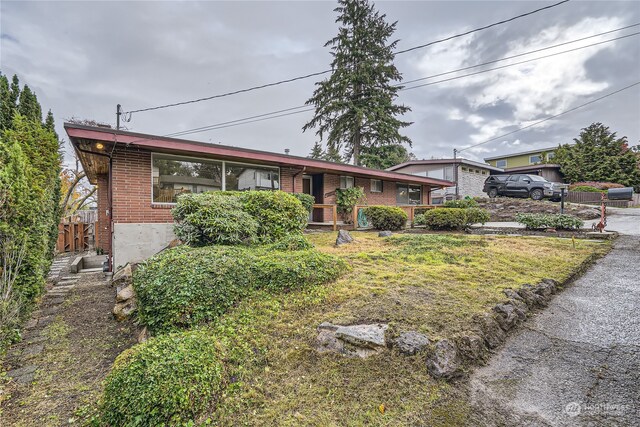 view of front of house featuring a front lawn