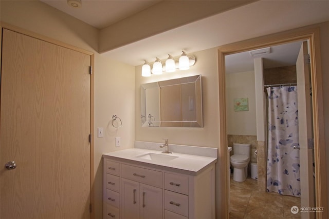 full bathroom with a shower with shower curtain, toilet, and vanity