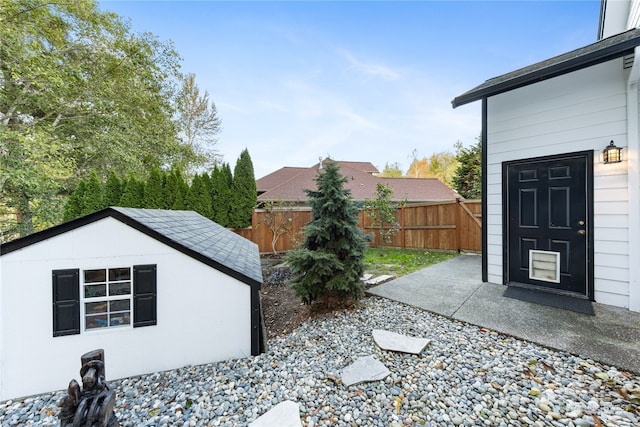 view of yard featuring a storage shed