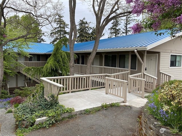 ranch-style house with a porch