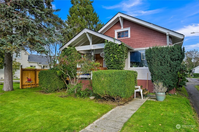 view of front of home featuring a front lawn