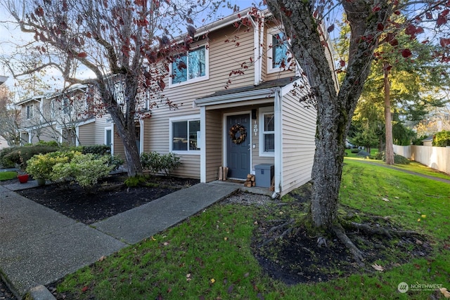 view of front of property featuring a front lawn