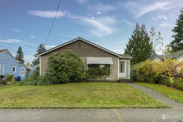 view of front facade featuring a front lawn