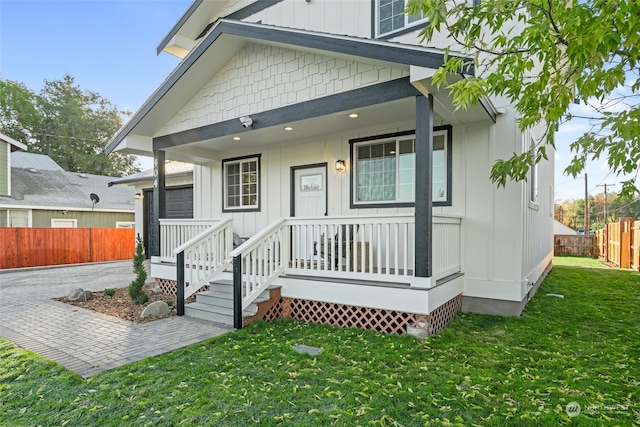 view of front of home featuring a front lawn and covered porch