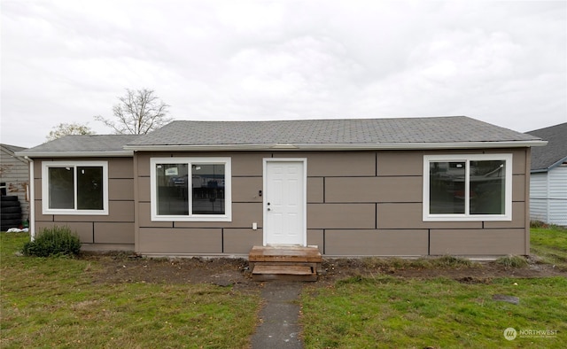 view of front of house featuring a front lawn