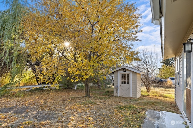 view of yard featuring a storage shed