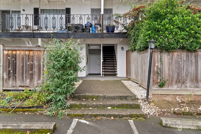 property entrance featuring a balcony