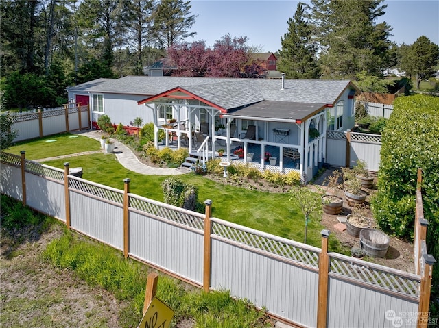 view of front of home featuring a front yard