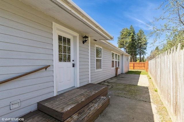 713 Main St, South Cle Elum, WA 98943 - property entrance featuring fence and a patio