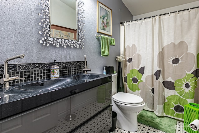 bathroom featuring vanity, a shower with curtain, toilet, and tasteful backsplash