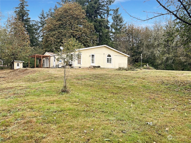 view of yard with a storage unit