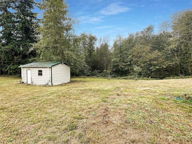 view of yard featuring a storage shed