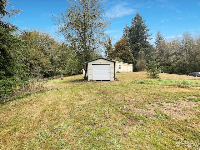 view of yard with an outbuilding and a garage