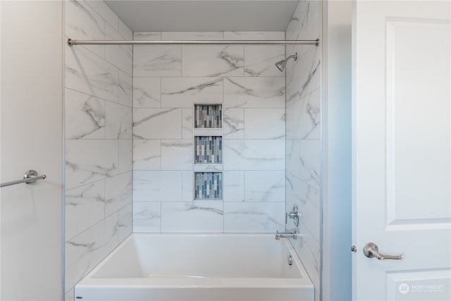 bathroom featuring tiled shower / bath combo