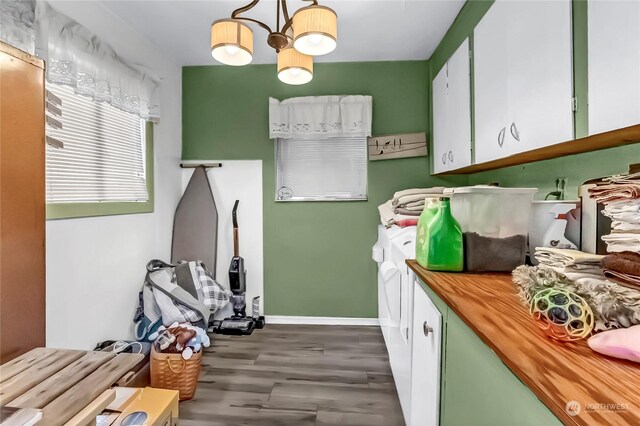 7118 96th St E, Puyallup, WA 98371 - laundry room featuring dark wood-style floors, a chandelier, and independent washer and dryer