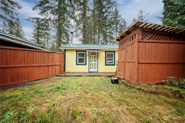 137 Mountain View Dr N, Ashford, WA 98304 - view of outdoor structure featuring a fenced backyard and an outdoor structure