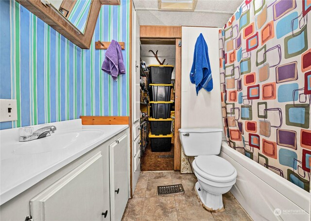 137 Mountain View Dr N, Ashford, WA 98304 - full bathroom with wallpapered walls, toilet, vanity, and shower / bath combo with shower curtain