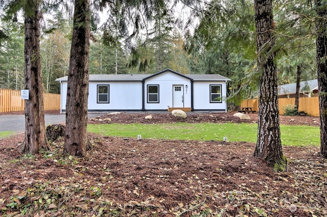 view of front of house with a front yard