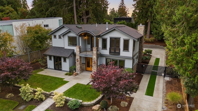 view of front of property featuring a yard