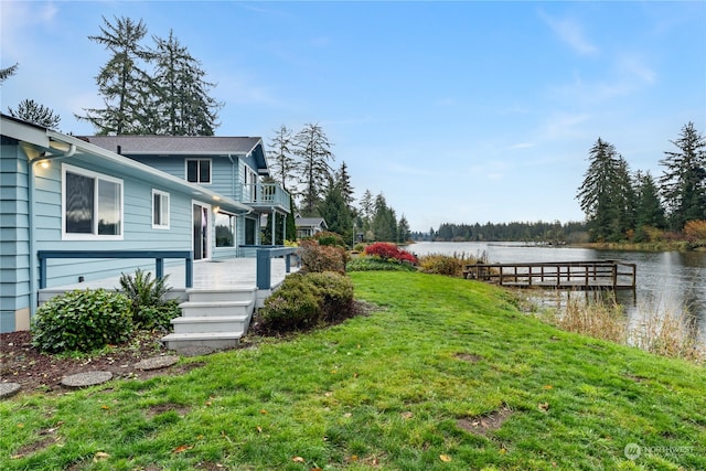 view of yard featuring a water view