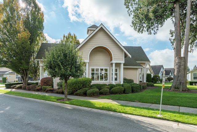 view of front of house featuring a front lawn and a garage