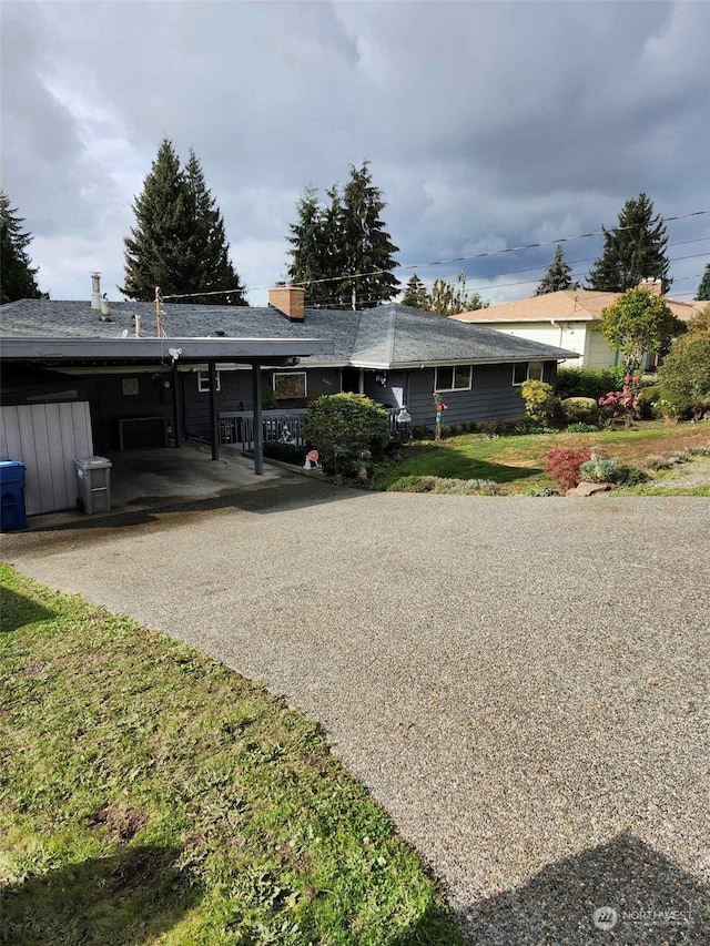 view of front of home with a carport and a front yard