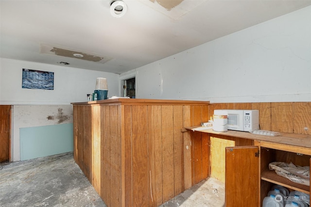 39606 Auburn Enumclaw Rd SE, Auburn, WA 98092 - bar featuring concrete floors and white microwave