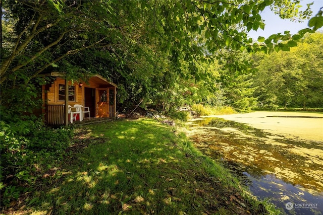 view of yard featuring a water view