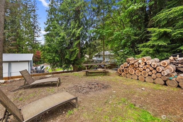 view of yard featuring an outdoor structure